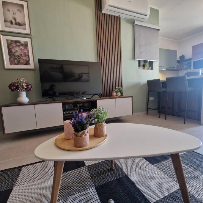 Centrally Located, Well Equipped, Stylish Flat. Сент-Полс-Бей Экстерьер фото