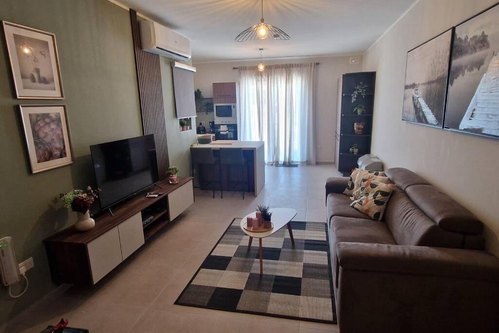 Centrally Located, Well Equipped, Stylish Flat. Сент-Полс-Бей Экстерьер фото